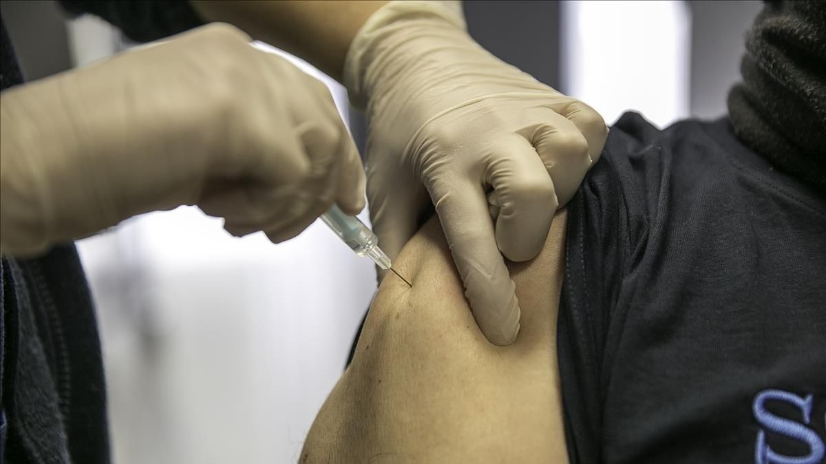 Una enfermera administra la primera dosis de la vacuna AstraZeneca a una persona en el centro de vacunación instalado en el la Facultad de Geografía e Historia de la Universitat de Barcelona . Una enfermera administra la primera dosis de la vacuna AstraZeneca a una persona en el centro de vacunación instalado en el la Facultad de Geografía e Historia de la Universitat de Barcelona .