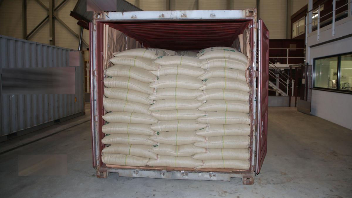 Esta fotografía distribuida por la policía suiza del cantón de Friburgo, en el oeste de Suiza, muestra uno de los cinco contenedores de un envío de granos de café entregado a una planta de Nespresso en el que se encontraron más de 500 kilogramos de cocaína.