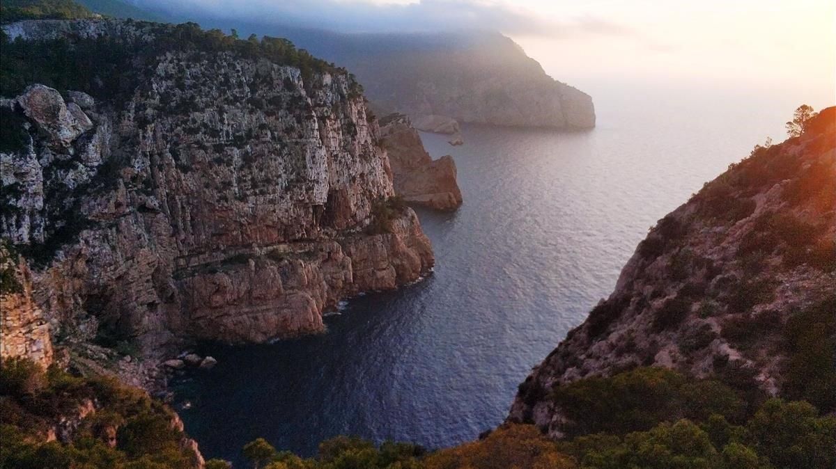 El precipicio de 180 metros que se hunde en el Mediterráneo desde la Hacienda Na Xamena. El precipicio de 180 metros que se hunde en el Mediterráneo desde la Hacienda Na Xamena.