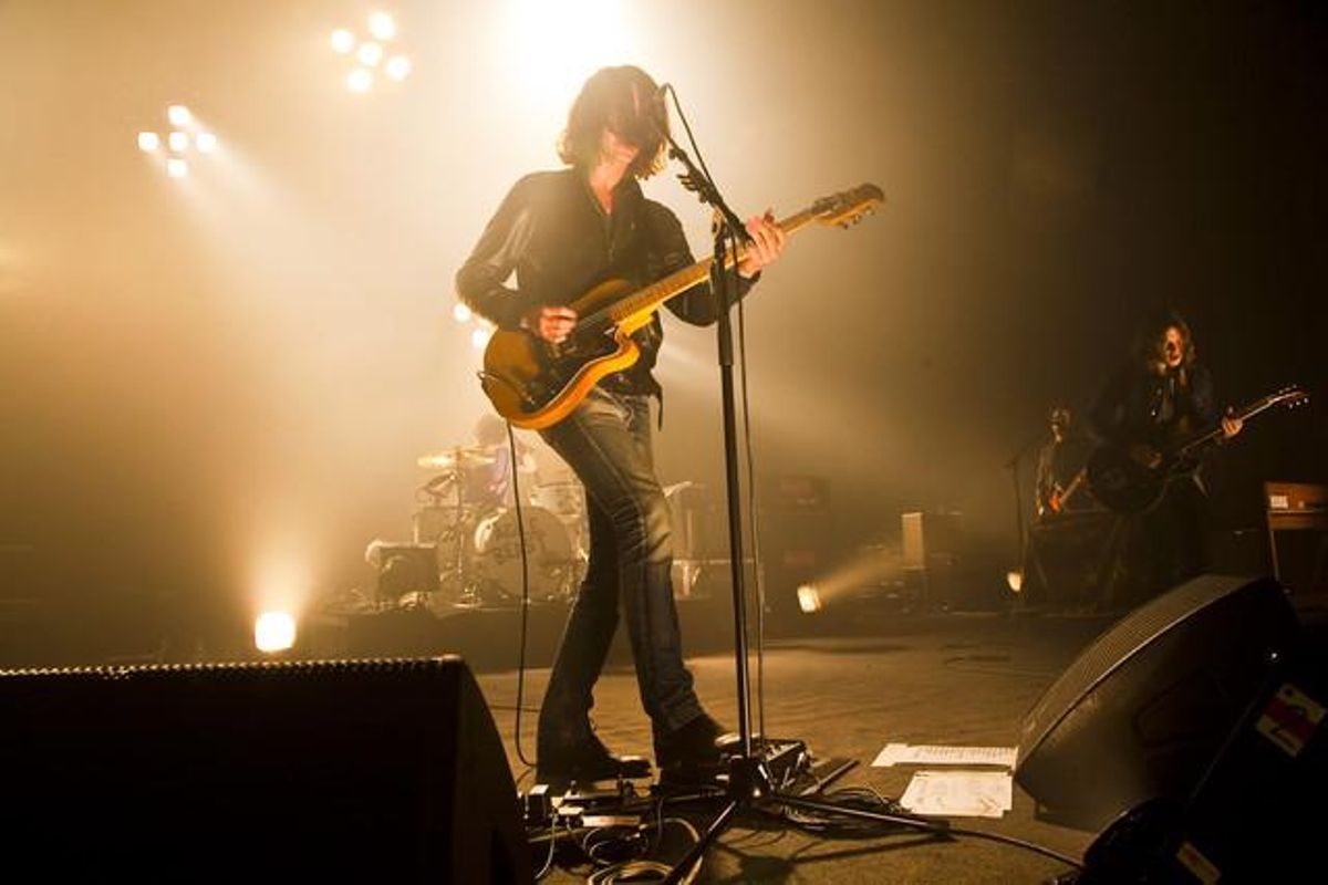 Alex Turner y Jamie Cook (en el fondo), en plena actuación de Artic Monkeys en Barcelona, en el 2010. Alex Turner y Jamie Cook (en el fondo), en plena actuación de Artic Monkeys en Barcelona, en el 2010.