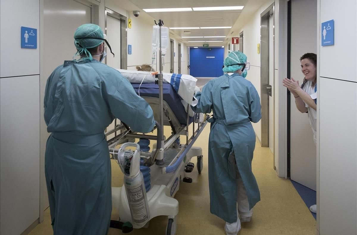 21 de marzo del 2020. La emoción de las altas en las UCI. Una sanitaria aplaude a un paciente a quien acaban de dar el alta en la UCI del Hospital de Vall d’Hebron para trasladarlo a planta 21 de marzo del 2020. La emoción de las altas en las UCI. Una sanitaria aplaude a un paciente a quien acaban de dar el alta en la UCI del Hospital de Vall d’Hebron para trasladarlo a planta