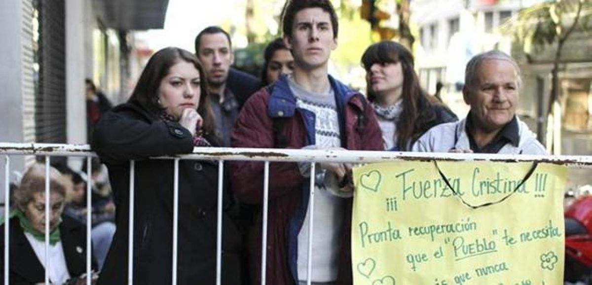 Seguidores de la presidenta Kirchner y prensa aguardan a las puertas de la Fundación Favaloro el ultimo martes. Seguidores de la presidenta Kirchner y prensa aguardan a las puertas de la Fundación Favaloro el ultimo martes.