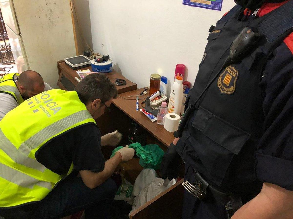 Registro policial en un narcopiso de Ciutat Vella. Registro policial en un narcopiso de Ciutat Vella.
