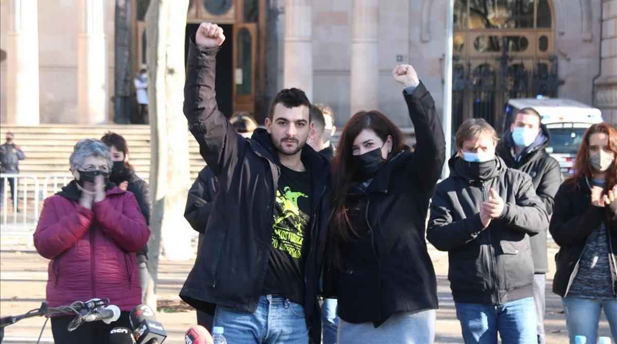 Adrià Carrasco y Tamara Carrasco a las puertas del Tribunal Superior de Justícia de Catalunya. Adrià Carrasco y Tamara Carrasco a las puertas del Tribunal Superior de Justícia de Catalunya.