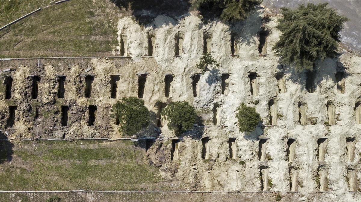 Imagen aérea de fosas cavadas en Estambl en previsión de posibles víctimas de coronavirus. Imagen aérea de fosas cavadas en Estambl en previsión de posibles víctimas de coronavirus.