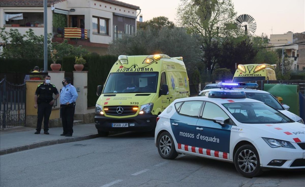 Policía local, Mossos y ambulancias al lado de la casa donde la niña sufrió el accidente, en La Bisbal. Policía local, Mossos y ambulancias al lado de la casa donde la niña sufrió el accidente, en La Bisbal.