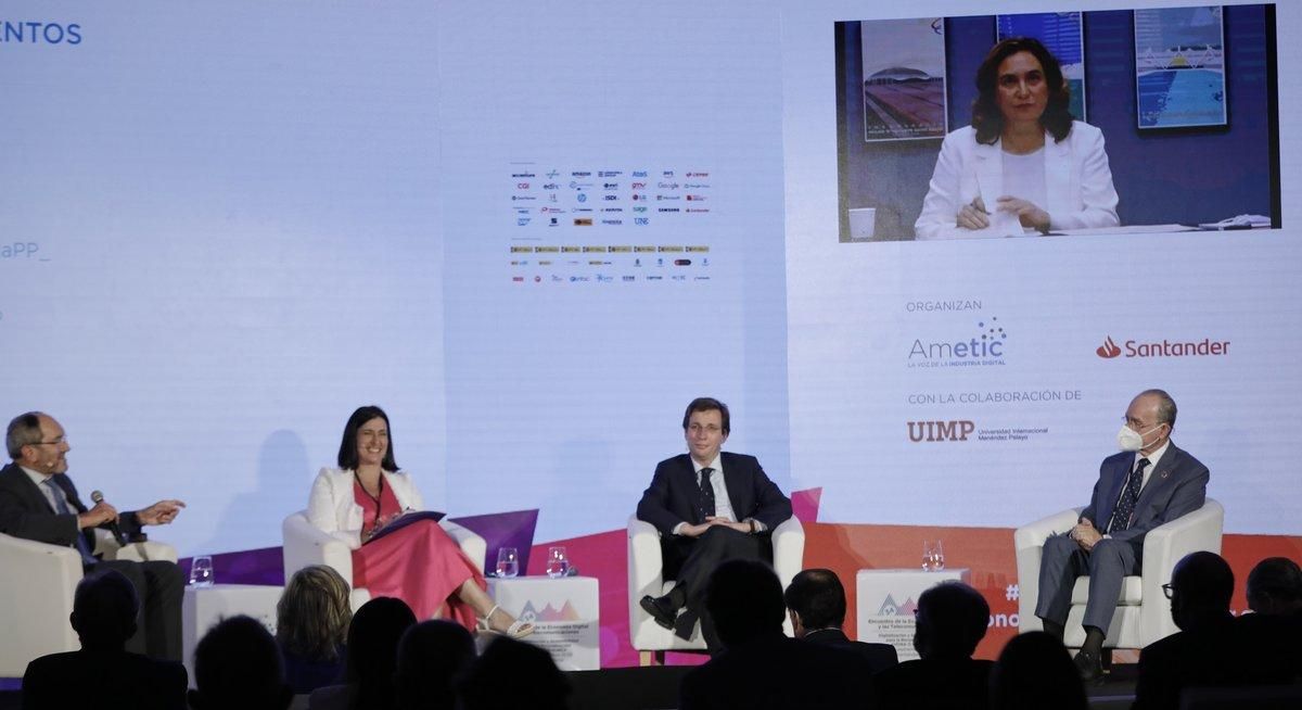 El presidente de Ametic, Pedro Mier; la alcaldesa de Santander, Gema Igual; el alcalde de Madrid, José Luis Martínez-Almeida; el alcalde de Málaga, Francisco de la Torre, y la alcaldesa de Barcelona, Ada Colau (en pantalla). El presidente de Ametic, Pedro Mier; la alcaldesa de Santander, Gema Igual; el alcalde de Madrid, José Luis Martínez-Almeida; el alcalde de Málaga, Francisco de la Torre, y la alcaldesa de Barcelona, Ada Colau (en pantalla).