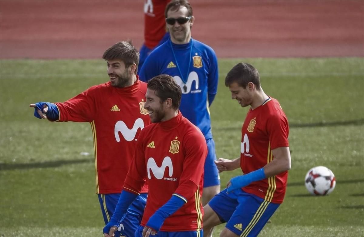 Lopetegui observa a Piqué, Ramos y Azpilicueta durante un entrenamiento de la selección española el pasado 21 de marzo. Lopetegui observa a Piqué, Ramos y Azpilicueta durante un entrenamiento de la selección española el pasado 21 de marzo.