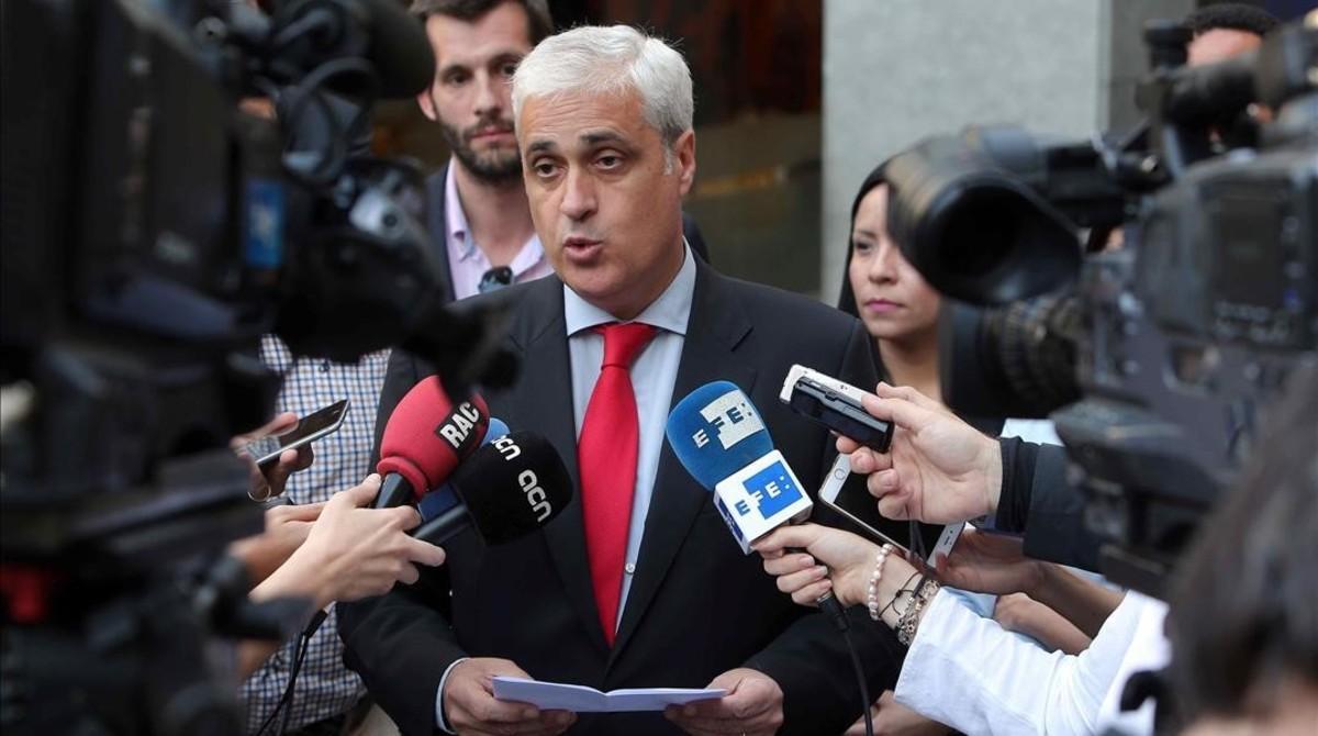 Germà Gordó atiende a los medios de comunicación, el pasado 9 de junio, por la tarde tras una reunión de Nova Convergència.
