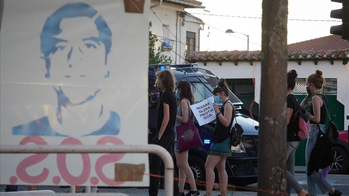 Varias personas protestan en apoyo al preso etarra Patxi Ruiz, en huelga de hambre durante la pandemia de coronavirus. Varias personas protestan en apoyo al preso etarra Patxi Ruiz, en huelga de hambre durante la pandemia de coronavirus.