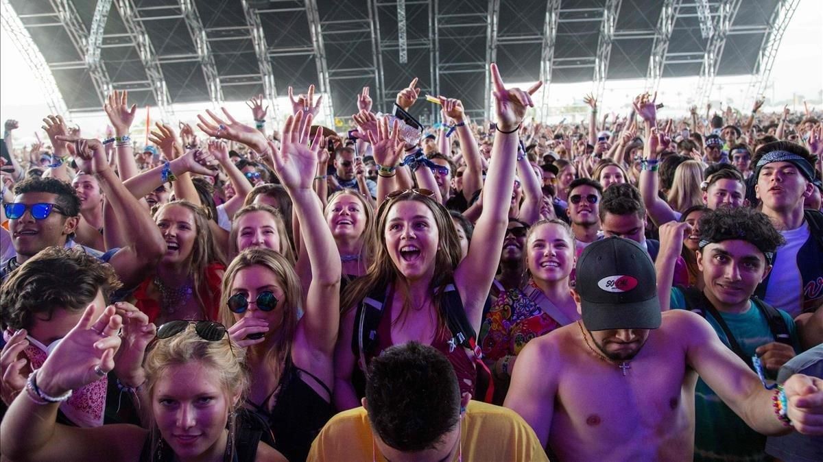 Público de la edición del 2018 del festival de Coachella (California). Público de la edición del 2018 del festival de Coachella (California).