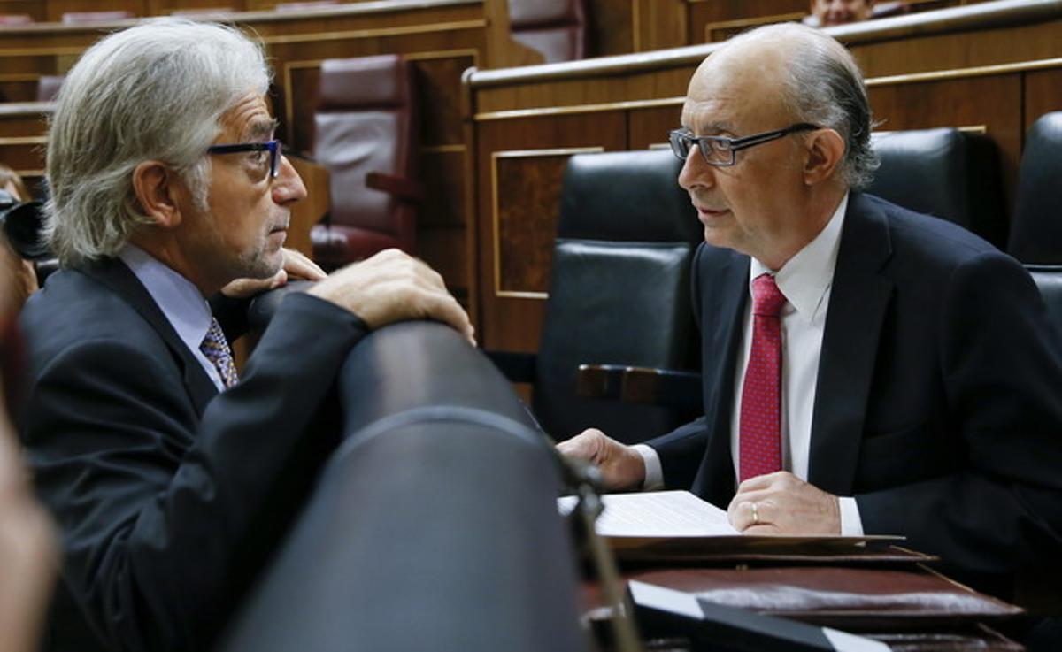 Josep Sánchez Llibre habla con el ministro Cristóbal Montoro, este jueves en el Congreso.