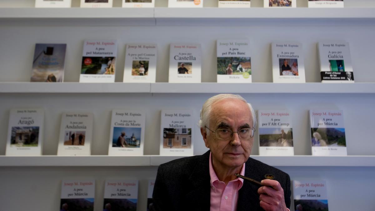 Josep Maria Espinàs, frente a ejemplares de sus viajes a pie en la antigua sede de la editorial La Campana (2009)