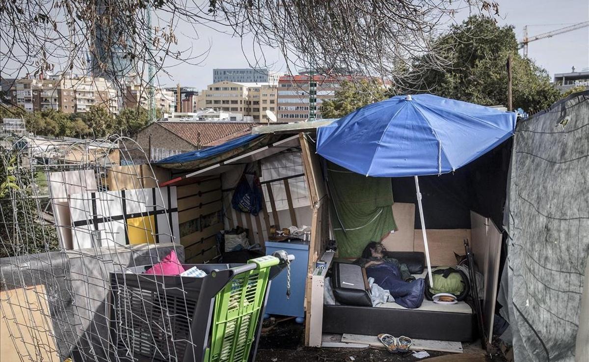 400 personas viven en 77 asentamientos en Barcelona