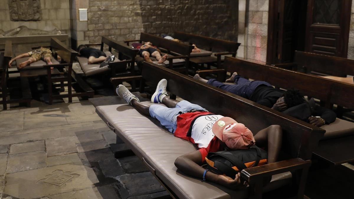 Menores no acompañados duermen en la iglesia de Santa Anna, en Barcelona, el pasado julio. Menores no acompañados duermen en la iglesia de Santa Anna, en Barcelona, el pasado julio.