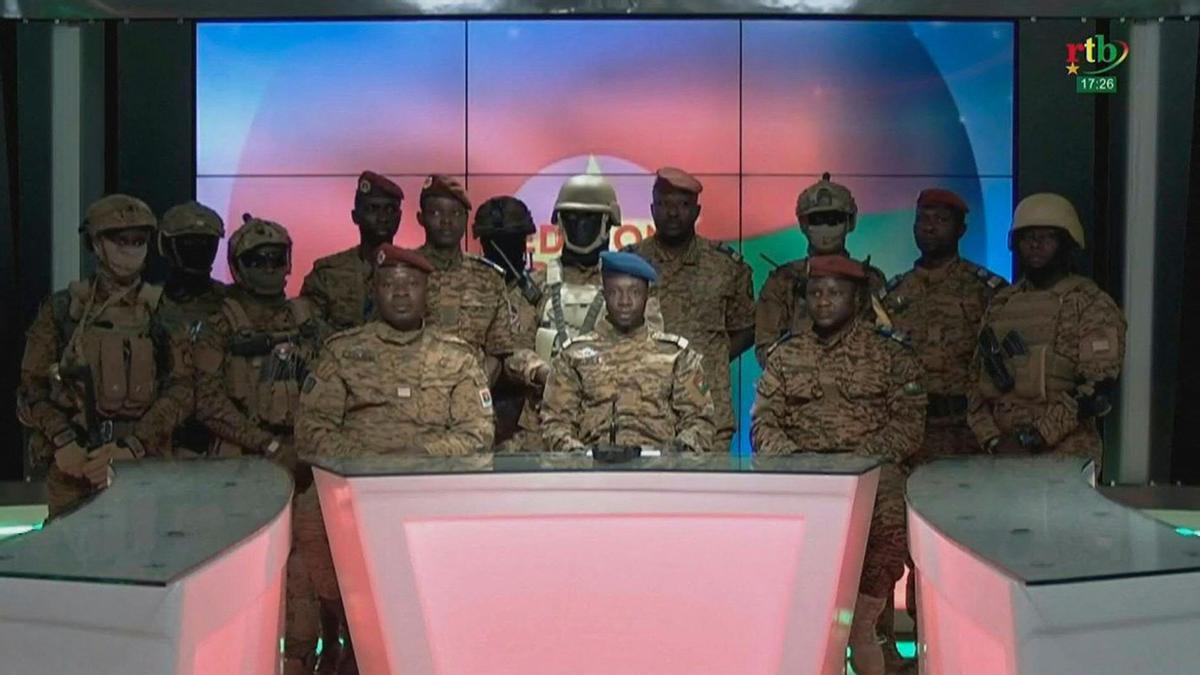 Captura de vídeo de la declaración del capitán Sidsoré Kader Ouedraogo (centro), junto a un grupo de militares golpistas.