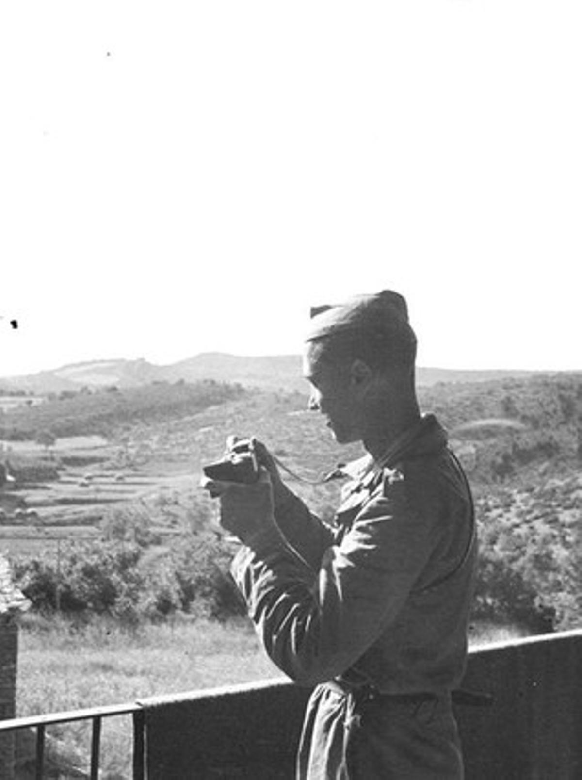 Francesc Boix, con una cámara, en el valle de Meià (Noguera), en abril-junio de 1938, en una imagen tomada por un autor desconocido.