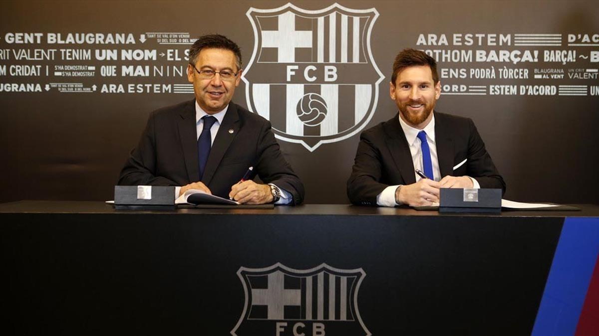 Bartomeu y Messi, en la firma de renovación del capitán.
