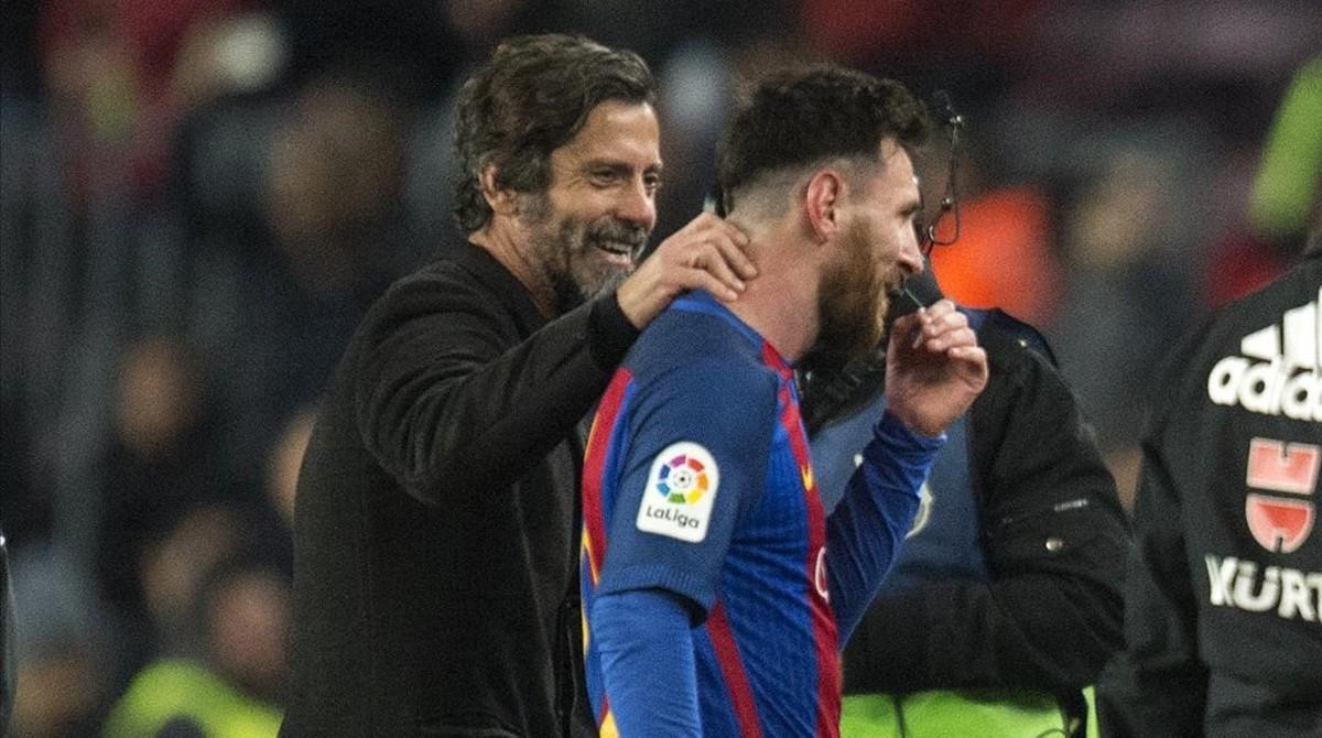 Quique Sanchez Flores conversa con Messi  al termino del encuentro  de liga entre el FC Barcelona y el Espanyol.
