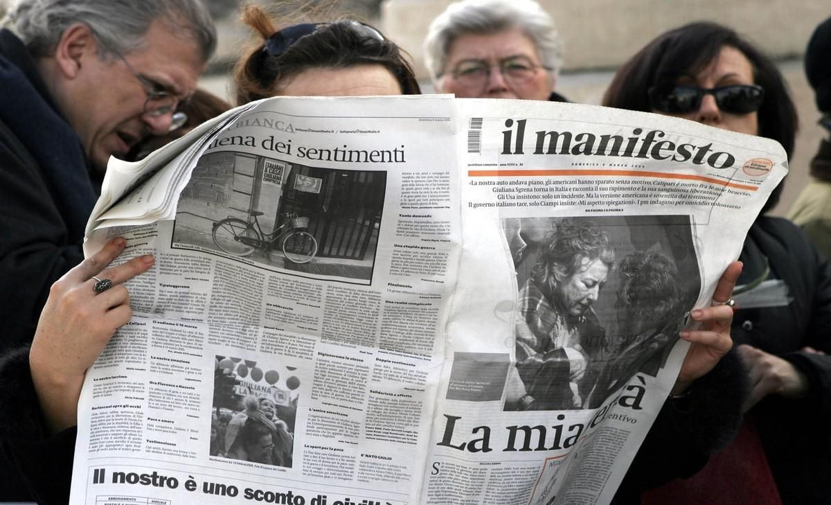 Una mujer leyendo el periódico italiano ’Il Manifesto’. Una mujer leyendo el periódico italiano ’Il Manifesto’.