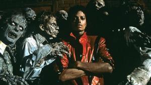 Michael Jackson, rodeado de monstruos en una imagen promocional del videoclip de ’Thriller’, en 1983.