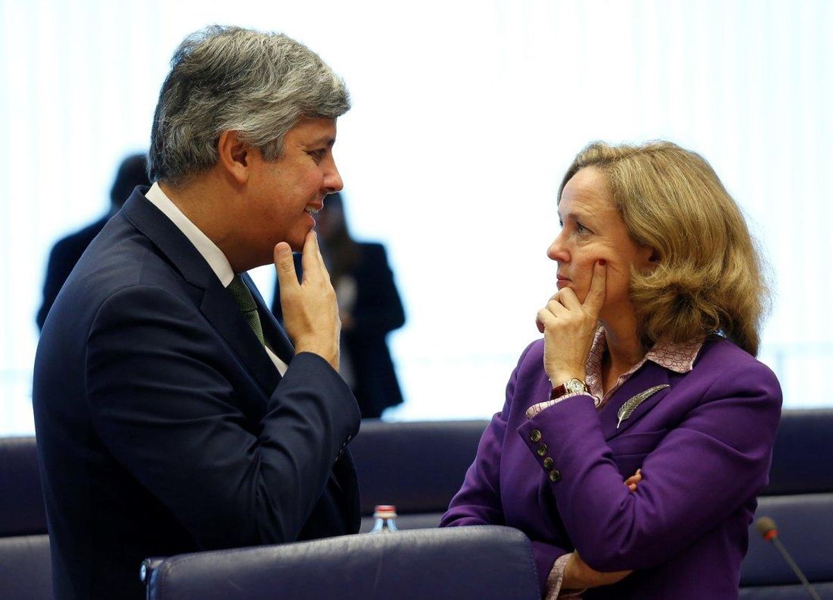 El presidente del Eurogrupo y ministro de Finanzas portugués, Mario Centeno, conversa con la ministra de Economía española, Nadia Calviño (d), antes de la reunión del Eurogrupo en Luxemburgo. El presidente del Eurogrupo y ministro de Finanzas portugués, Mario Centeno, conversa con la ministra de Economía española, Nadia Calviño (d), antes de la reunión del Eurogrupo en Luxemburgo.