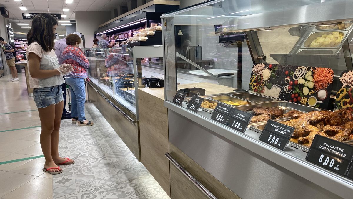 Sección de platos preparados en un supermercado. Sección de platos preparados en un supermercado.
