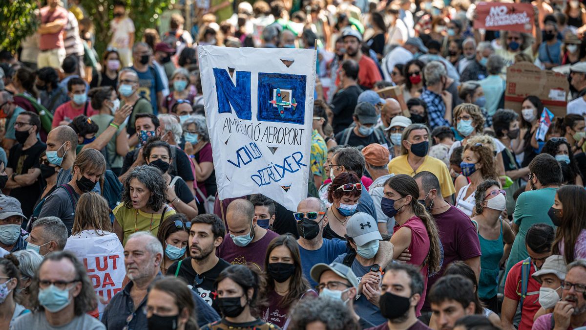 Manifestantes en la calle de Tarragona, donde, de modo inusual, había más pancartas con lemas que banderas. Manifestantes en la calle de Tarragona, donde, de modo inusual, había más pancartas con lemas que banderas.