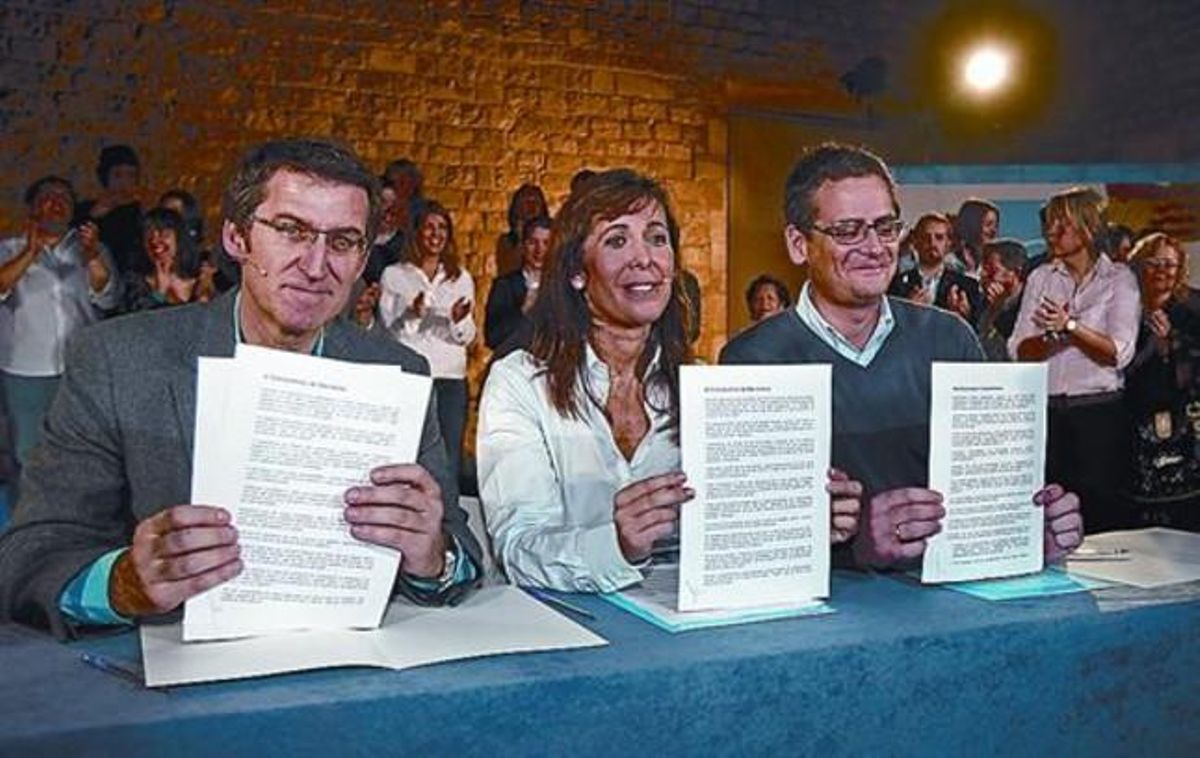 Basagoiti, Sánchez-Camacho y Núñez Feijóo, con el Compromiso de Barcelona, ayer, en el Saló del Tinell. Basagoiti, Sánchez-Camacho y Núñez Feijóo, con el Compromiso de Barcelona, ayer, en el Saló del Tinell.