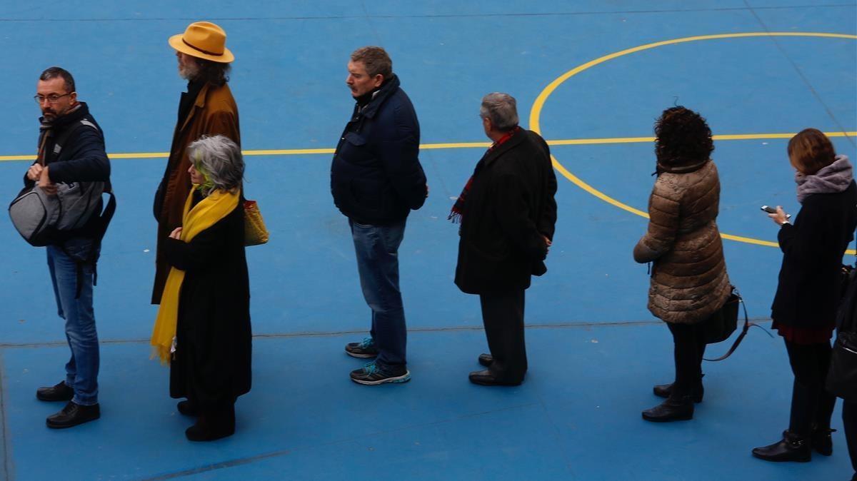 Los votantes hacen cola en la Salle Gràcia, en Barcelona.