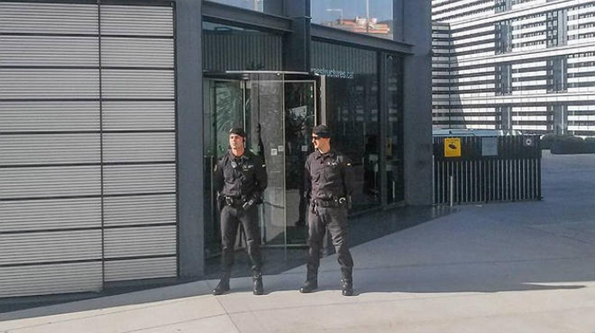 Imágenes de recurso de la sede de Infraestructures de Catalunya, empresa de la Generalitat, custodiada por la Guardia Civil.