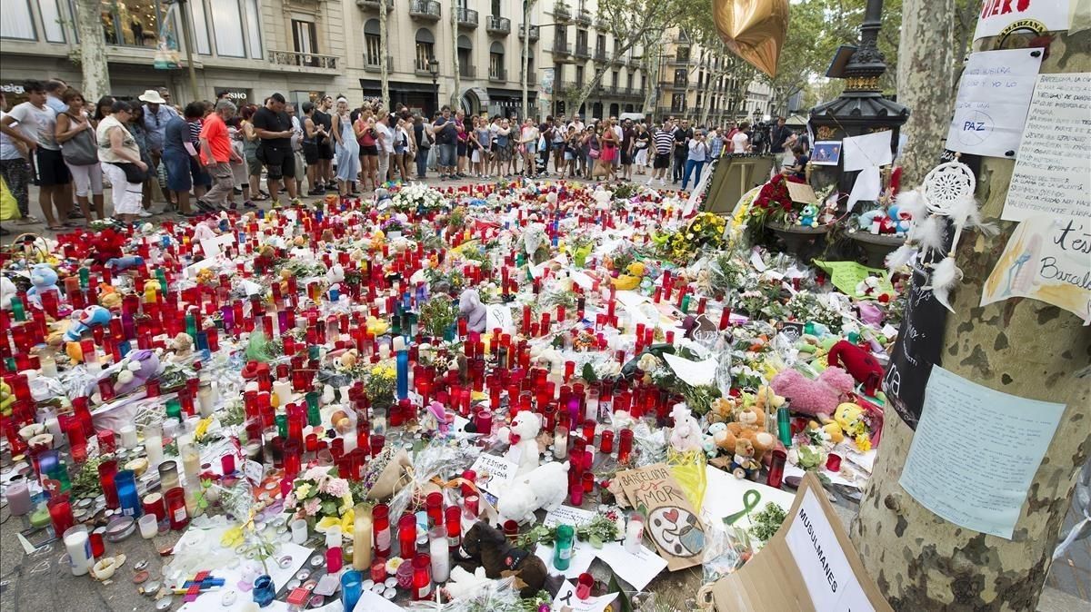 Muestras de afecto y solidaridad junto a la fuente de canaletas en las Ramblas tras los atentados. Muestras de afecto y solidaridad junto a la fuente de canaletas en las Ramblas tras los atentados.