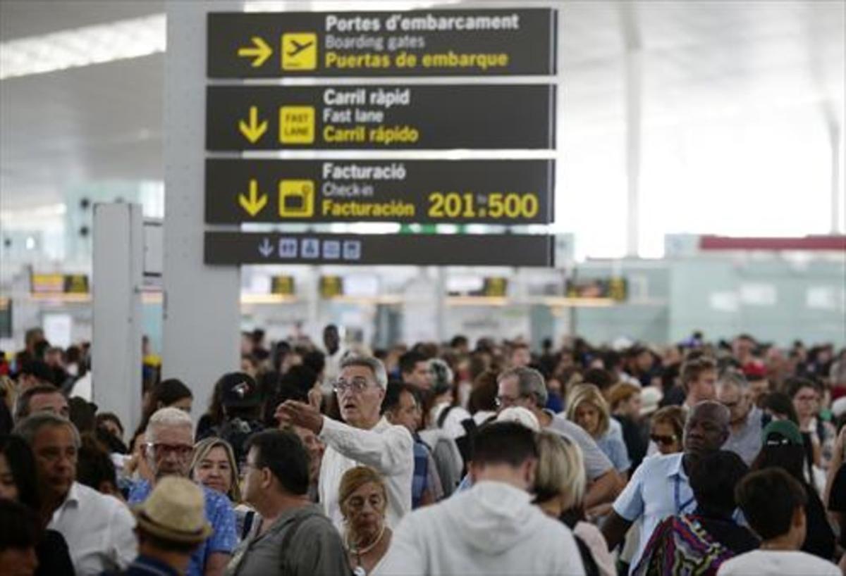 Pasajeros afectadospor la huelga de los servicios de seguridad en el aeropuerto barcelonés.