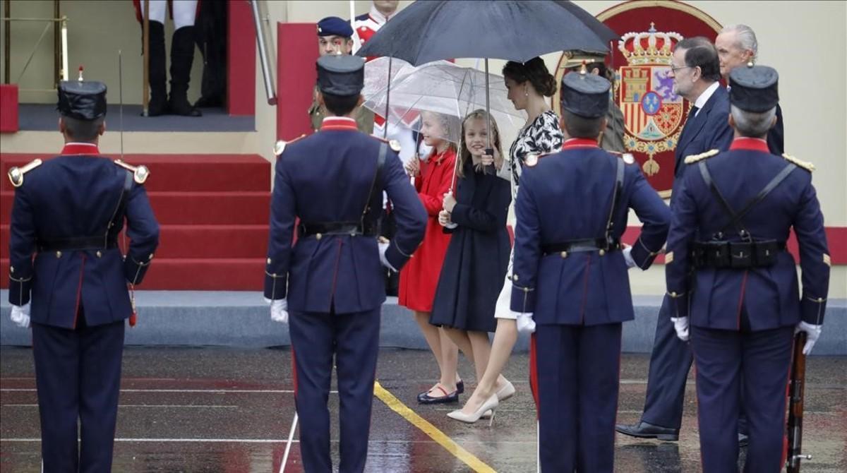 La reina Letizia, la princesa de Asturias y la infanta Leonor, junto al presidente del Gobierno en funciones, Mariano Rajoy y el ministro de Defensa en funciones, Pedro Morenés, en el desfile militar del 12-O.