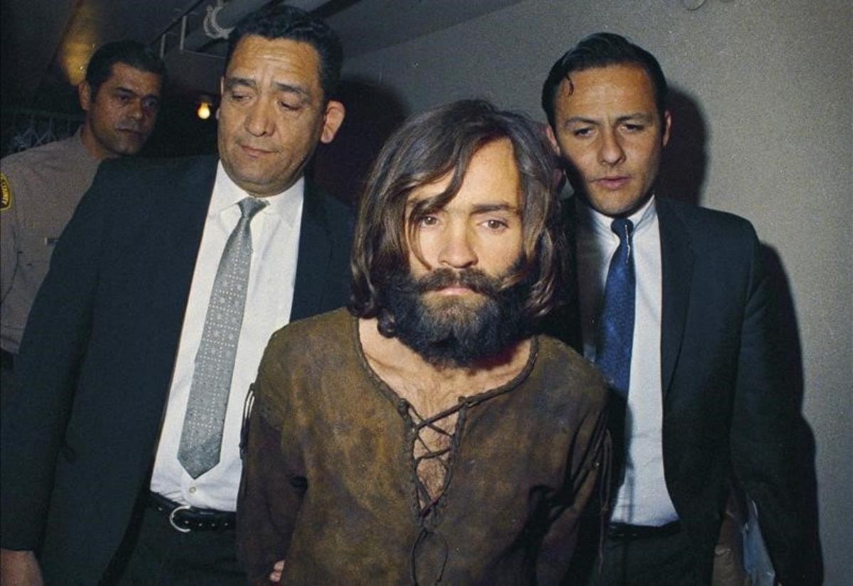 Charles Manson, bajo custodia policial, es llevado ante los tribunales en 1969 por los asesinatos en su casa de Cielo Drive.