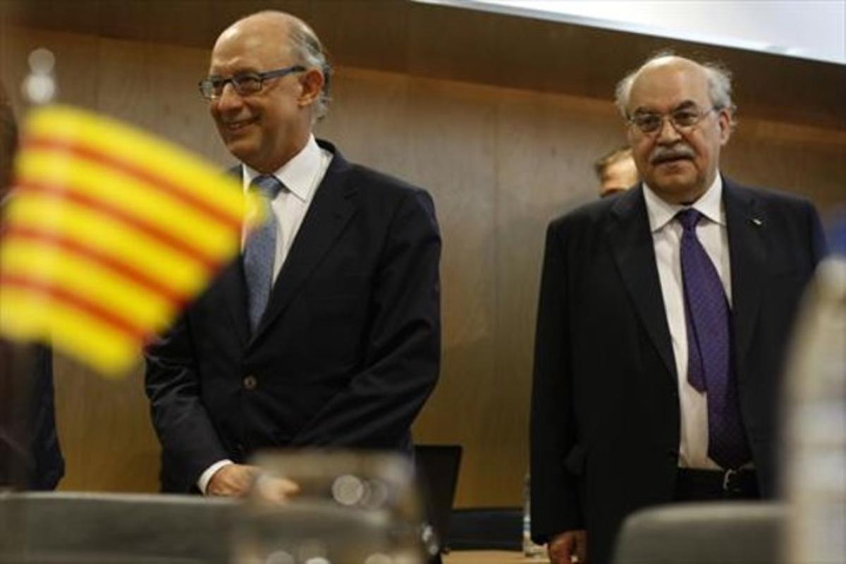 El ministro de Hacienda, Cristobal Montoro, (izquierda) en una reunión con el ’conseller’ de Economia, Andreu Mas-Colell en julio del 2014.