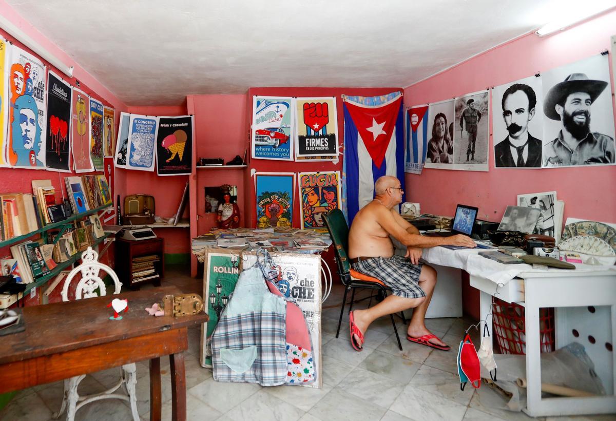  Un hombre utiliza un computador en su casa en La Habana.