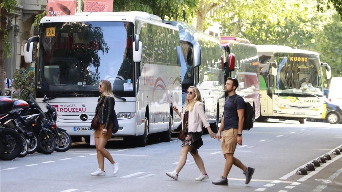 Els veïns del carrer Provença, farts de la Zona Bus de la Pedrera Els veïns del carrer Provença, farts de la Zona Bus de la Pedrera