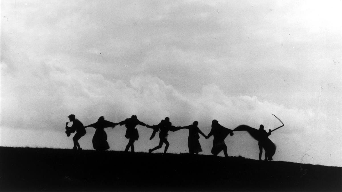Fotograma de la película ’El septimo sello’ que ilustra la danza de la muerte medieval. 