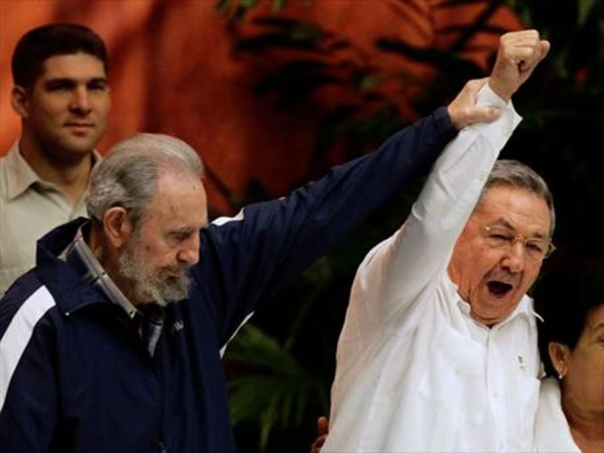 Fidel levanta el brazo de Raúl, en abril del 2011. Fidel levanta el brazo de Raúl, en abril del 2011.