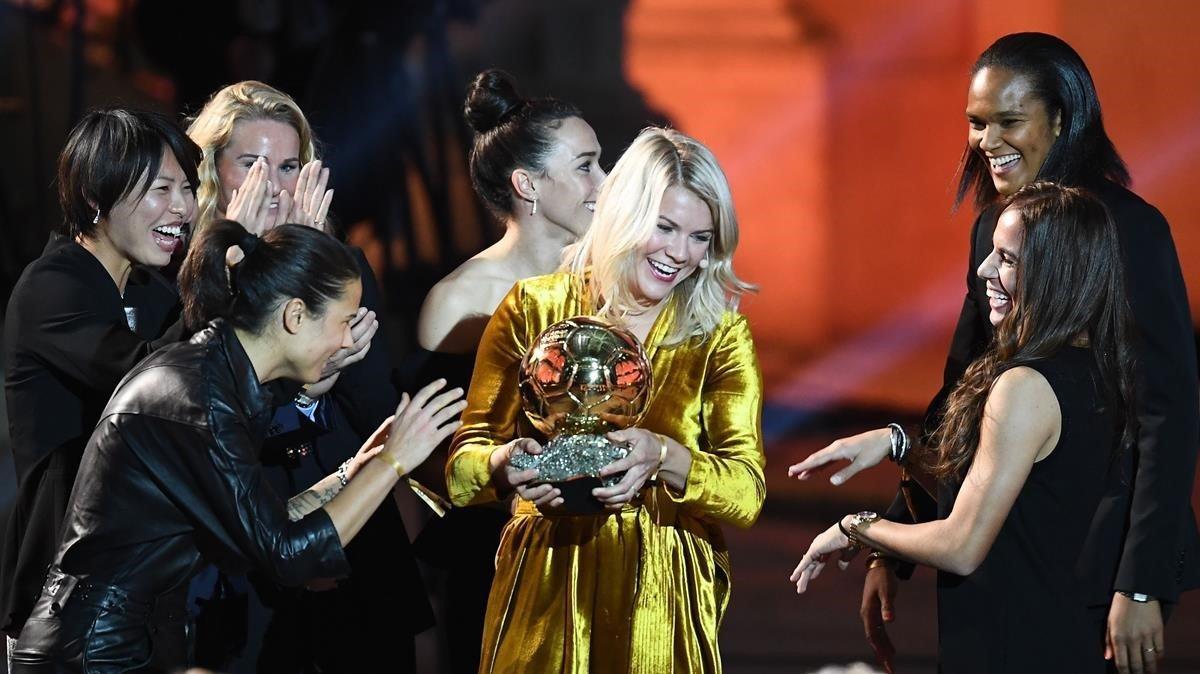 Ada Hegerberg, felicitada por las otras nominadas al Balón de Oro 2018.