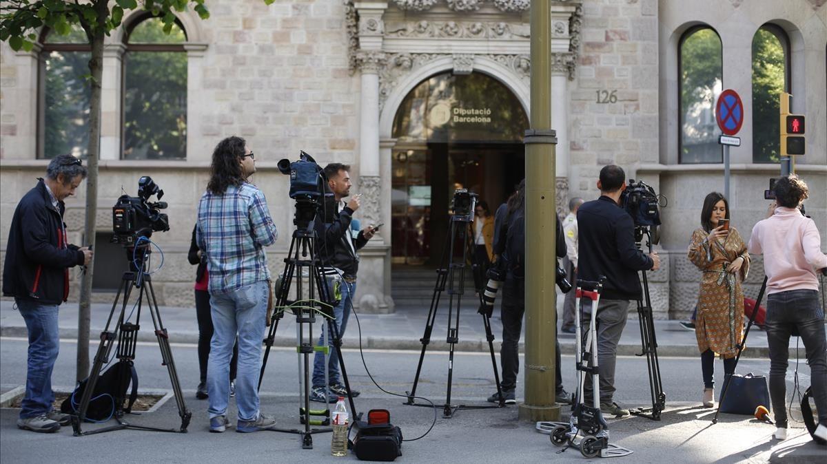 Los medios de comunicación frente a la Diputació de Barcelona.