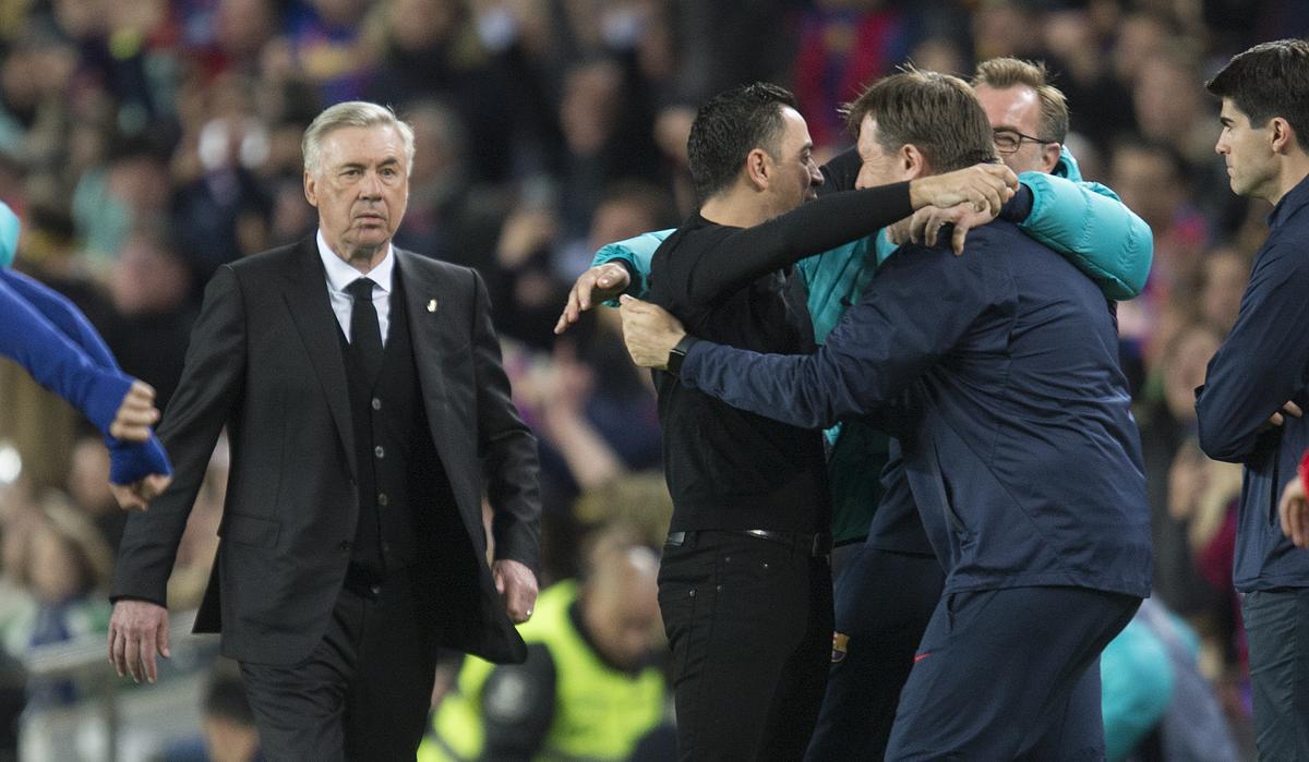 Ancelotti observa a Xavi festejar el gol de Kessié en el clásico del Camp Nou, que le dio el triunfo al Barça.