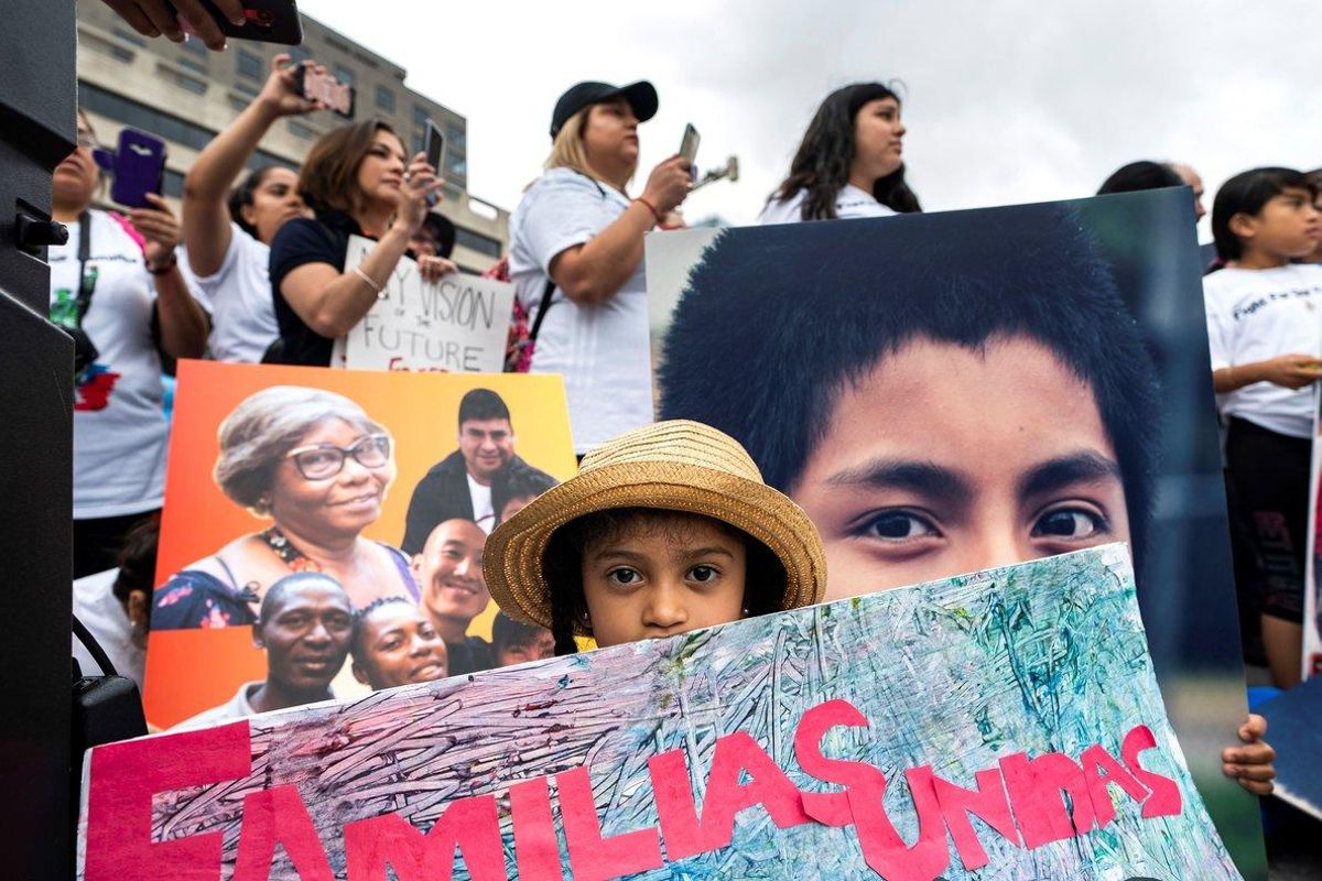 EE.UU. negó el asilo a menores inmigrantes y los expulsó. EE.UU. negó el asilo a menores inmigrantes y los expulsó.