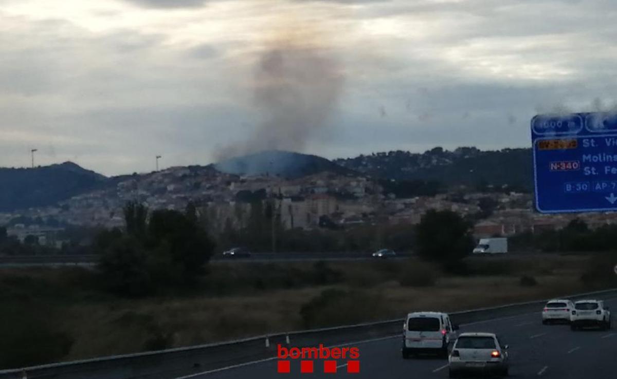 Un incendio obliga a confinar media hora a 30 alumnos en Sant Vicenç dels Horts