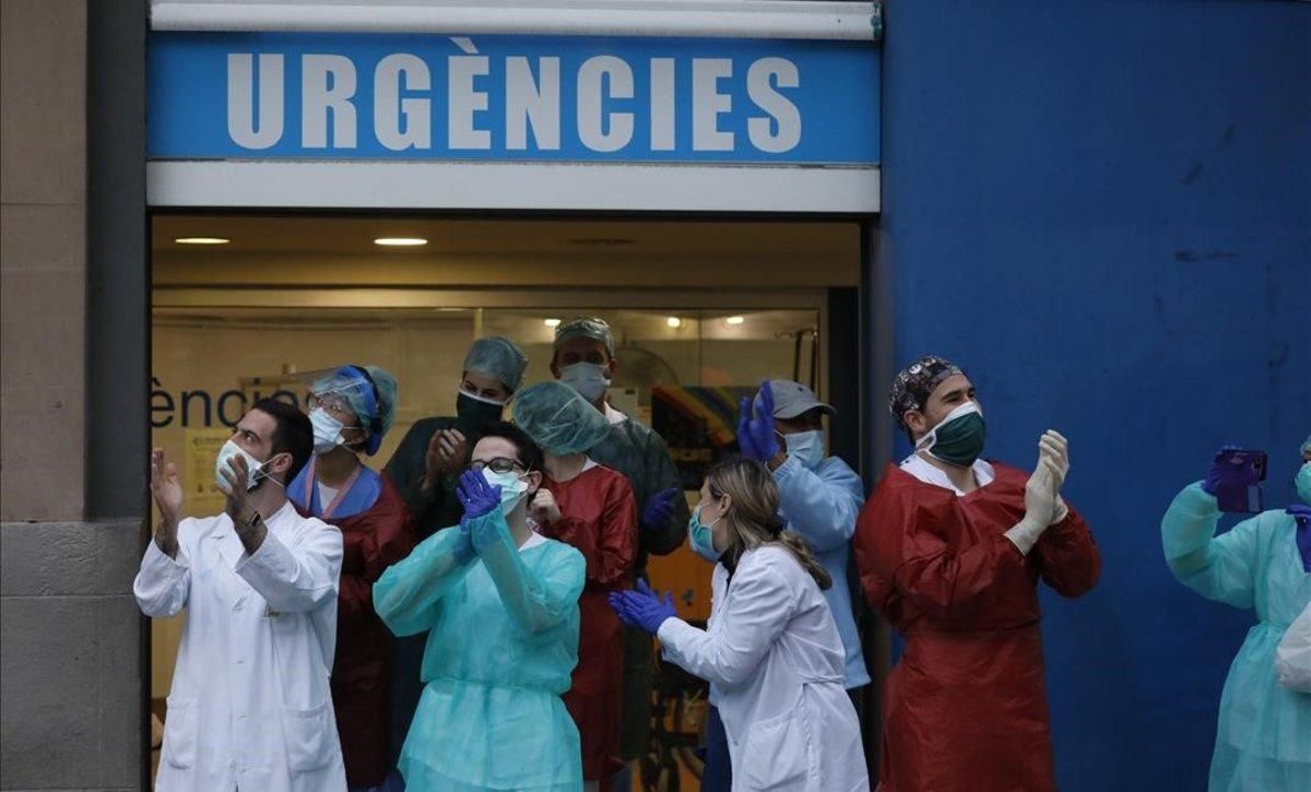 Enfermeras durante los aplausos a sanitarios en el Hospital Dos de Maig de Barcelona, ayer. Enfermeras durante los aplausos a sanitarios en el Hospital Dos de Maig de Barcelona, ayer.