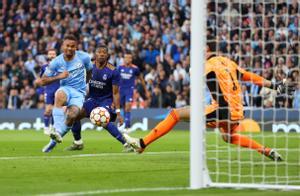 Gabriel Jesús remata en la jugada del segundo gol del Manchester City. 