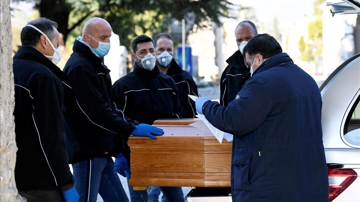 La funerària de Madrid ofereix cultes de comiat als morts amb Covid-19 La funerària de Madrid ofereix cultes de comiat als morts amb Covid-19