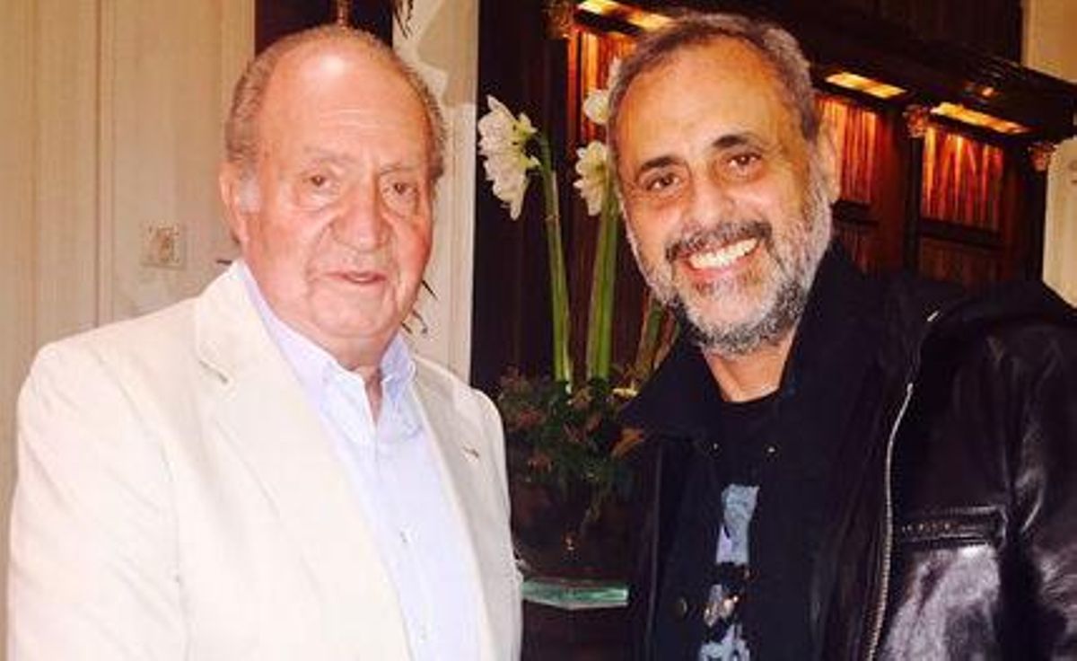 El rey emérito Juan Carlos y el periodista argentino Jorge Rial. El rey emérito Juan Carlos y el periodista argentino Jorge Rial.