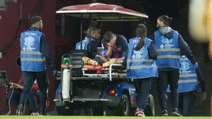Sergi Roberto abandona lesionado en camilla el terreno de juego